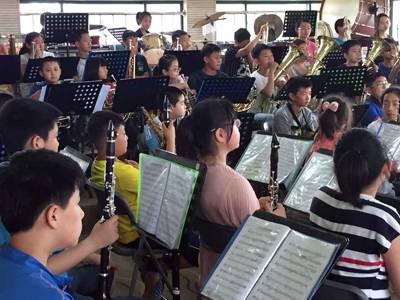 15vip太阳成示范乐团青岛嘉峪关小学管乐团大师班活动成功举办