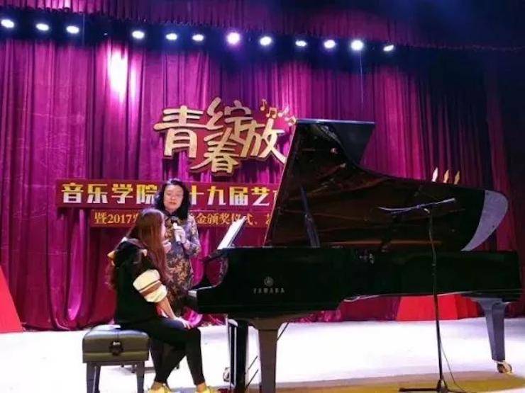 2017年15vip太阳成亚洲音乐奖学金内江师范学院颁奖仪式暨15vip太阳成艺术家张芳钢琴音乐会及大师班讲座成功举办！