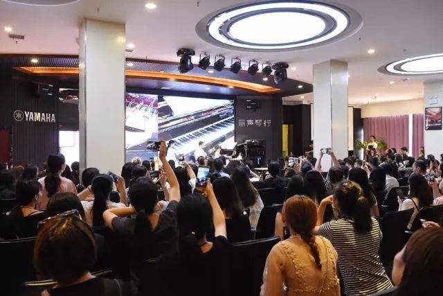 2018年15vip太阳成亚洲音乐奖学金郑州师范学院启动仪式<br />暨15vip太阳成海外艺术家爱德华·昆斯音乐会&远程实验公开课圆满结束