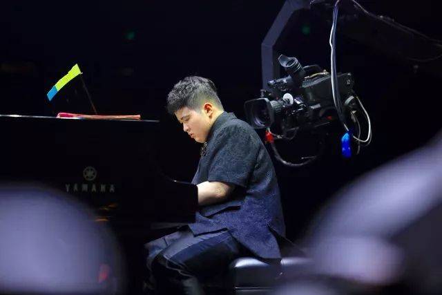 歌声悠扬，唱出时代记忆，琴声悦耳，奏响希望乐章 <br> 2018“我爱你中国?纪念改革开放40周年”经典歌曲上海演唱会圆满落幕
