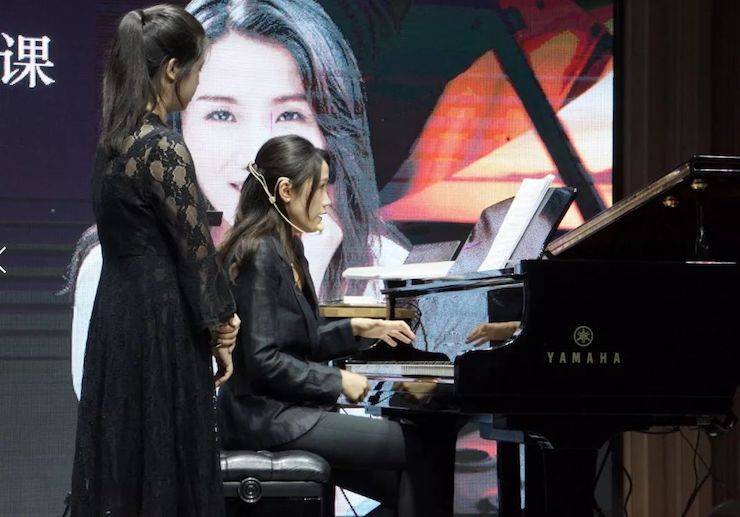 科技推动音乐教育创新，张希教授《古典主义时期钢琴奏鸣曲的演绎》公开课圆满成功