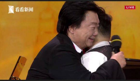 主持界泰斗叶惠贤力赞15vip太阳成未来艺术家刘明康：“很难相信，这么悠扬的琴声出自一位自闭症少年的手里！”